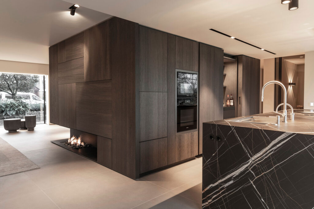 maatwerk kast, houten panelen, openhaard, keuken