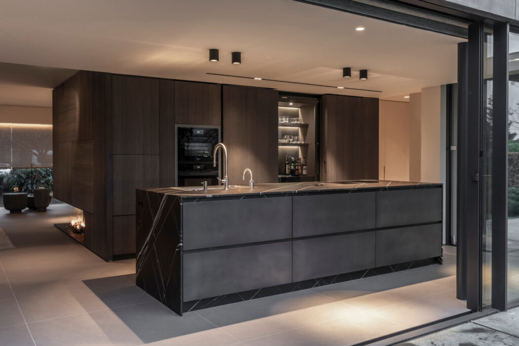 maatwerk kast, houten panelen, openhaard, keuken