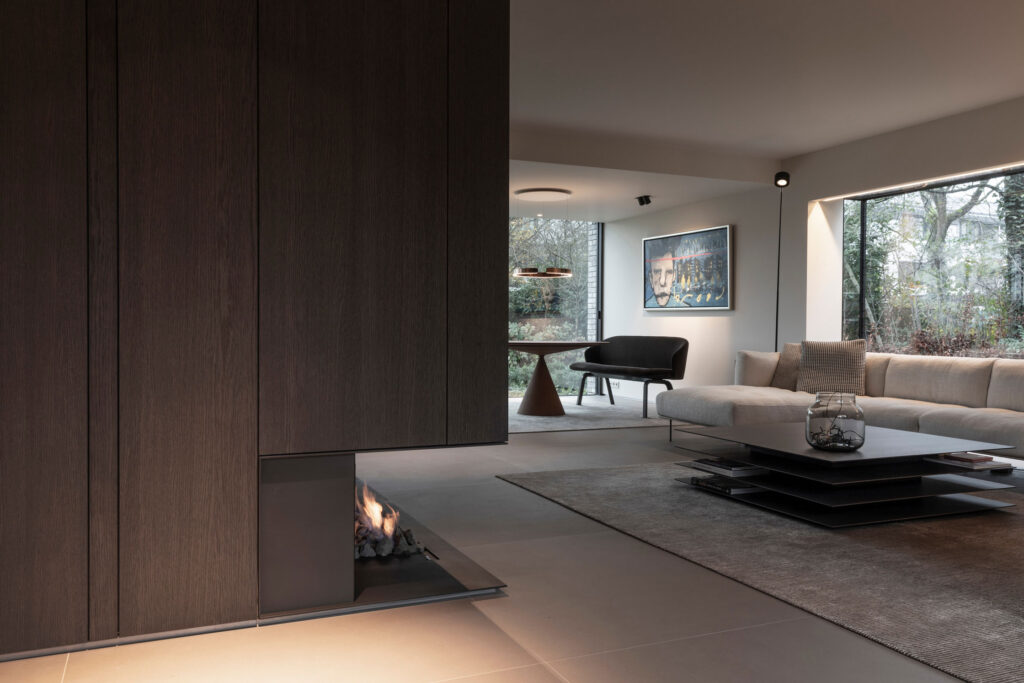 woonkamer, openhaard, bank, maatwerk kast